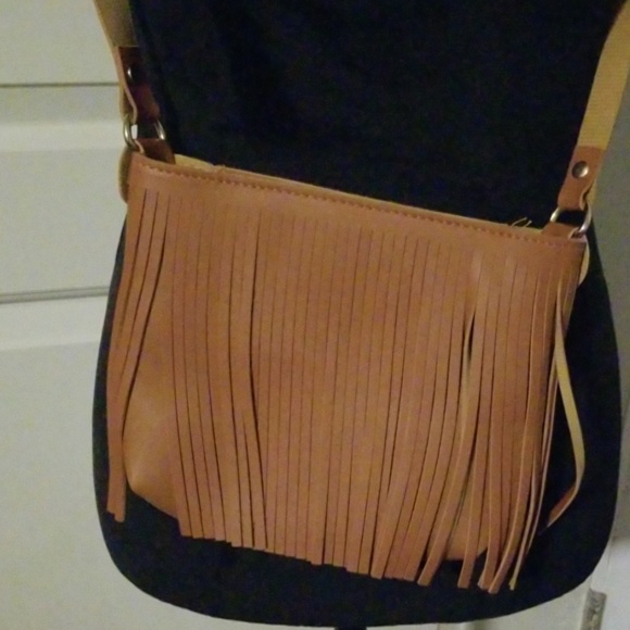 Small shoulder or cross body purse - Picture 2 of 3